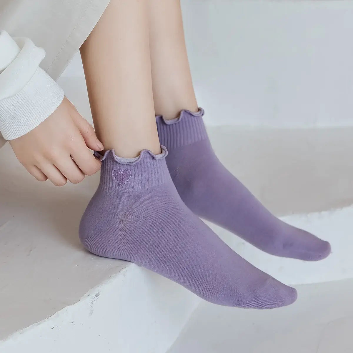 Chaussette courte unie avec cœur brodé et finition dentelle