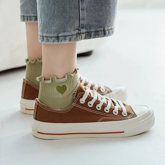 Chaussette courte unie avec cœur brodé et finition dentelle