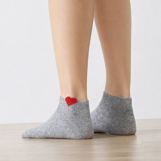 Chaussette unie avec petit cœur rouge tricoté sur le côté