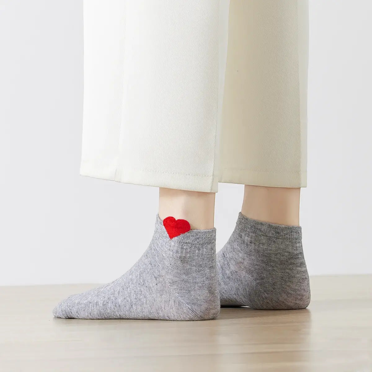 Chaussette unie avec petit cœur rouge brodé.