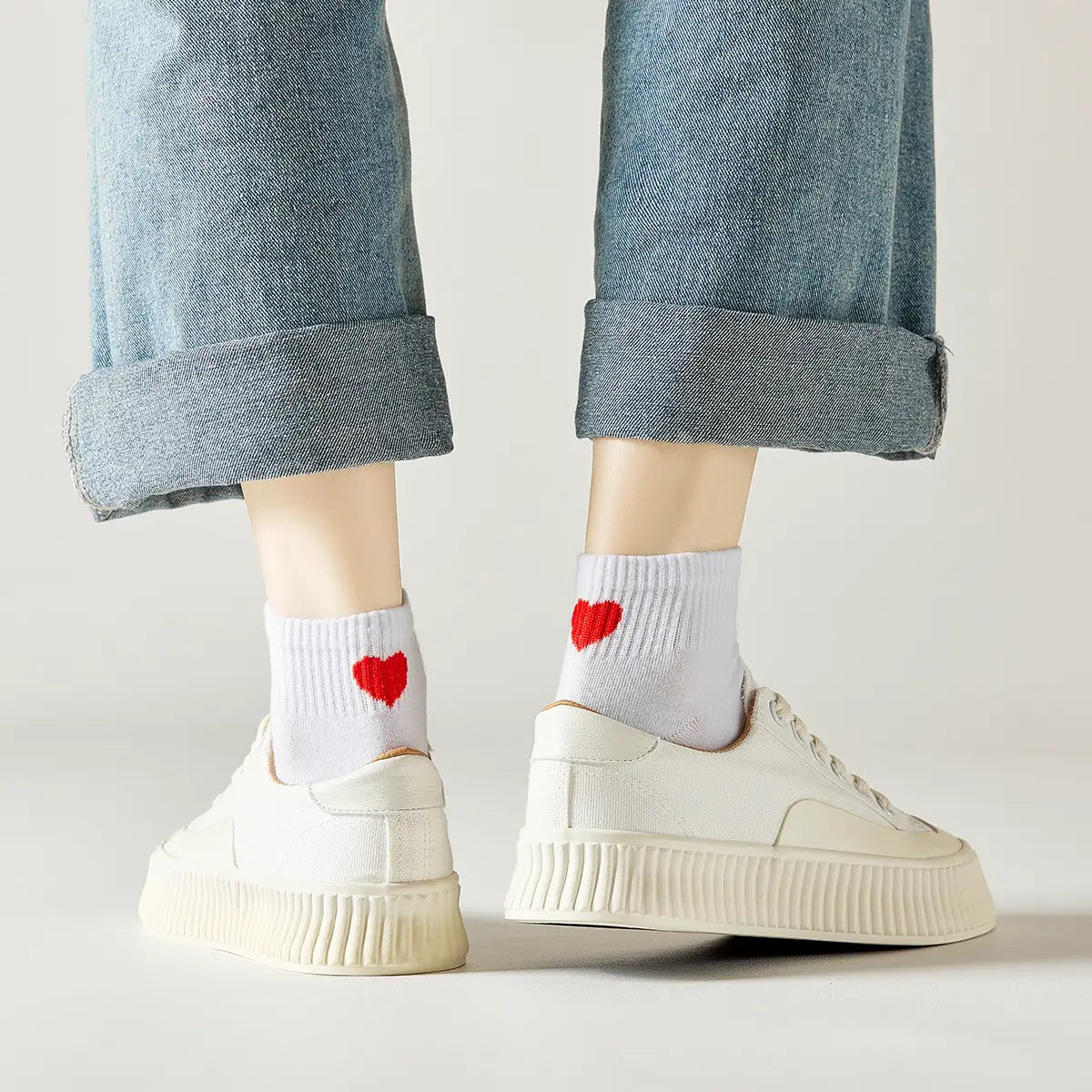 Chaussette mi-haute avec cœur rouge au talon