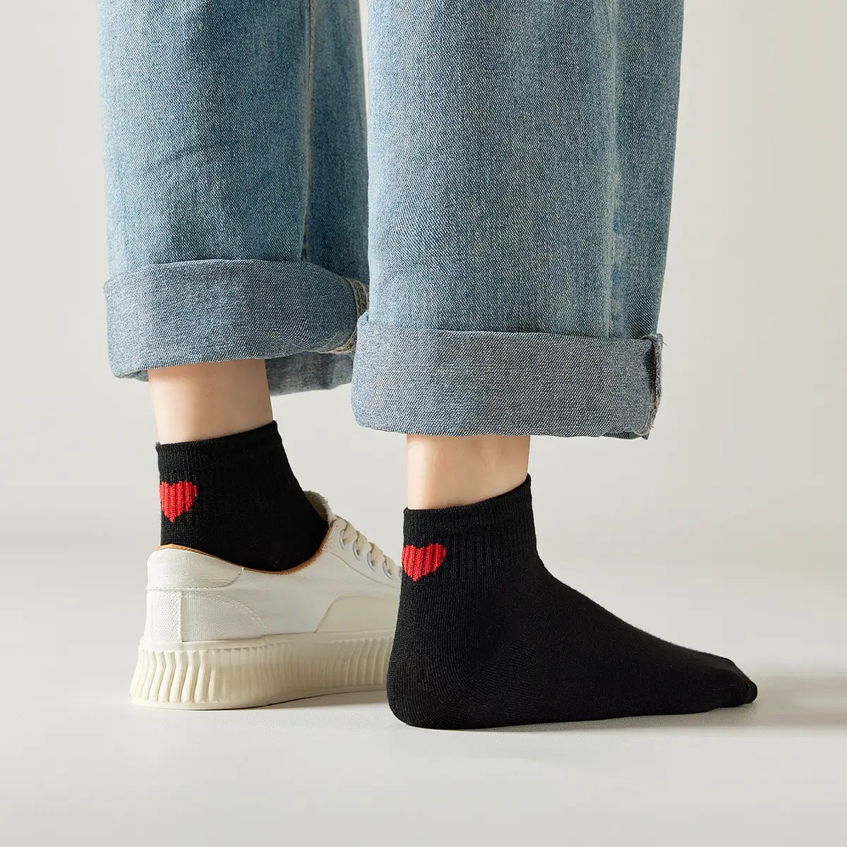 Chaussette mi-haute avec cœur rouge au talon