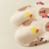Chaussettes hautes, motifs de Noël : bonhomme de neige, père noël, renne ou biscuit de noël. Coloris festifs : rouge, vert, beige, noir. Douces et Chaudes. Vendues dans leur coffret de Noël. 