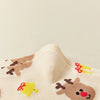 Chaussettes hautes, motifs de Noël : bonhomme de neige, père noël, renne ou biscuit de noël. Coloris festifs : rouge, vert, beige, noir. Douces et Chaudes. Vendues dans leur coffret de Noël. 