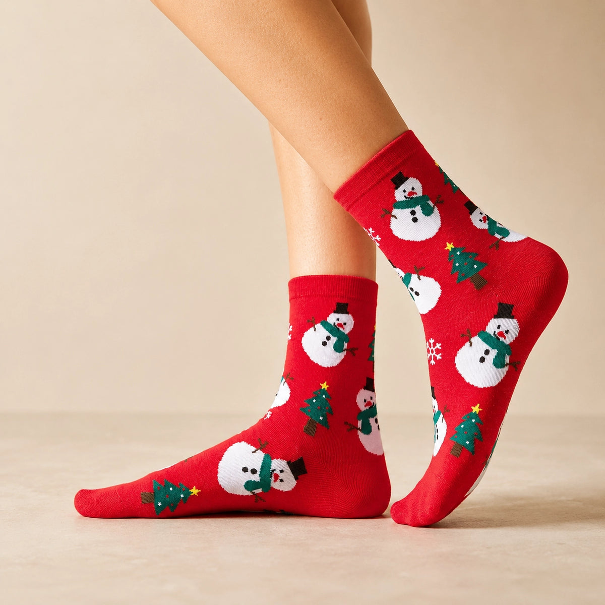Chaussettes hautes, motifs bonhomme de neige. Coloris rouge festifs. Douces et Chaudes. Également vendues en lot de 4. Idéales pour offrir. 