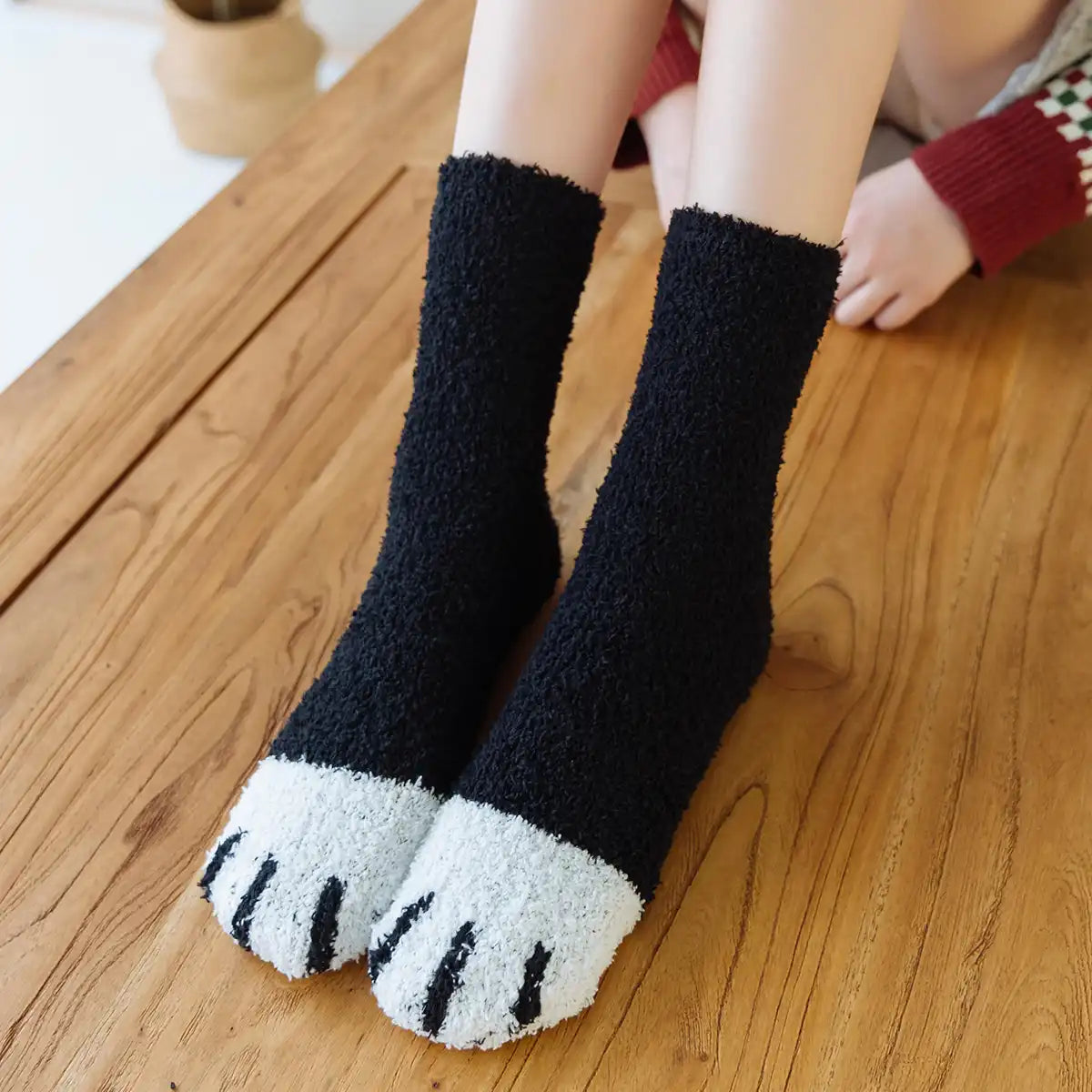 Chaussettes noir hiver molletonnées longues en coton à motif patte de chats pour femmes | Chaussettes douces et confortables | Fabriquées à partir de matériaux de haute qualité | Un cadeau parfait pour les femmes de tous âges | Disponibles en différentes tailles et couleurs