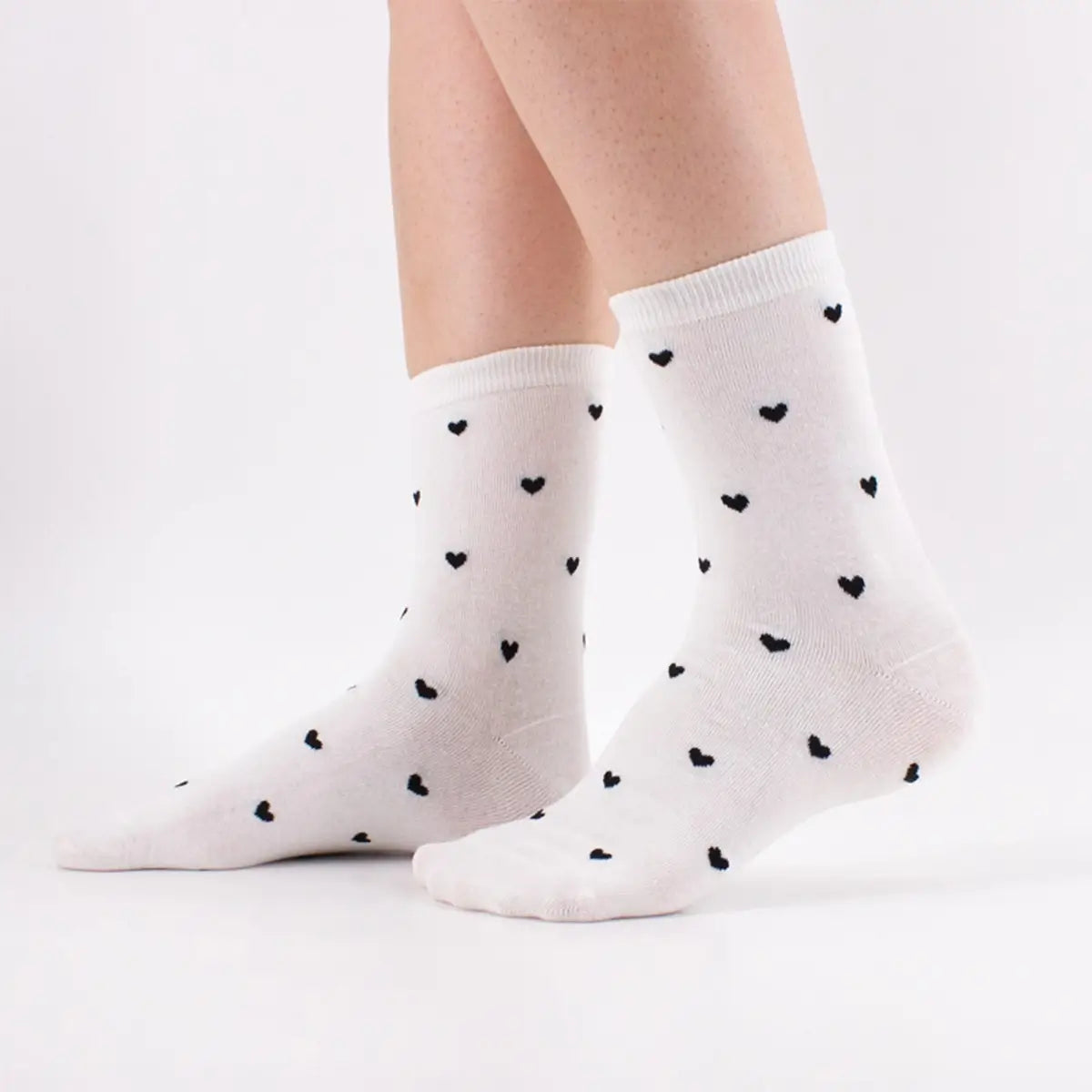 Chaussettes en coton à motif cœur pour femmes | Chaussettes douces et confortables | Fabriquées à partir de matériaux de haute qualité | Un cadeau parfait pour les femmes de tous âges | Disponibles en différentes couleurs