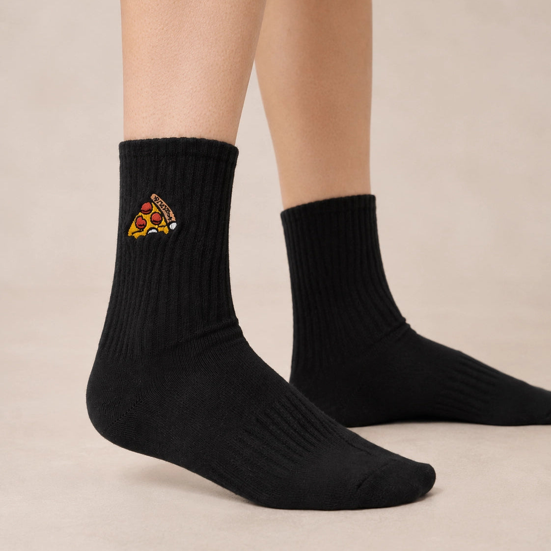 Chaussettes hautes sport, matière côtelée pour un bon ajustement, part de pizza brodée sur le côté