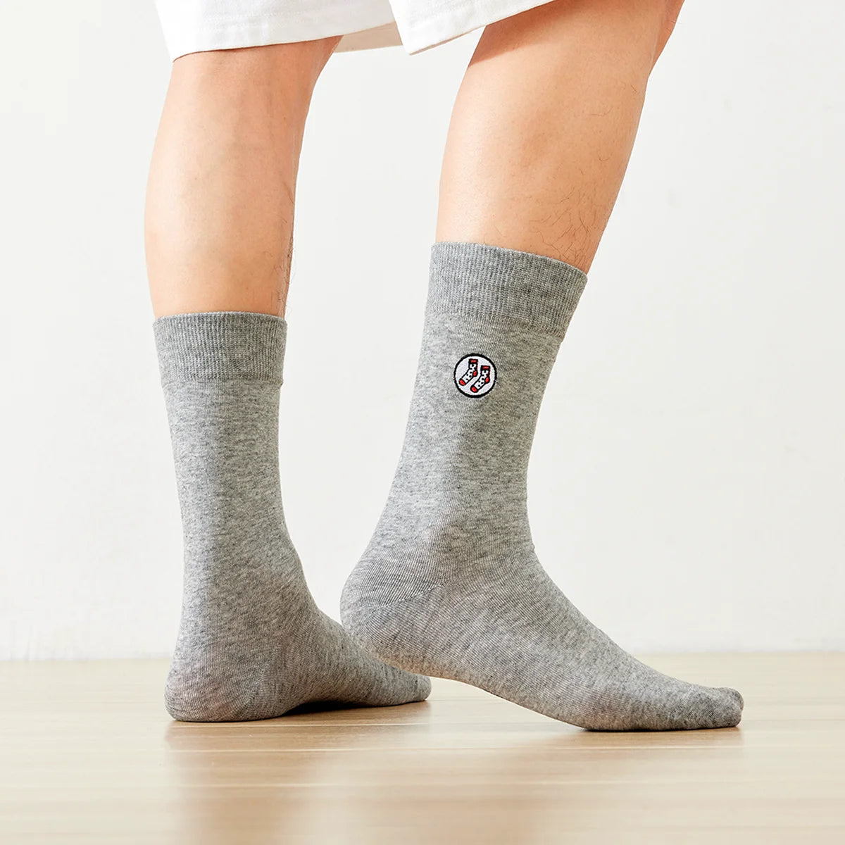 Chaussettes longues mixtes en coton doux, disponibles en 5 coloris et 2 tailles. Confort durable, style sobre. Existe aussi en coffret TitesChaussettes.