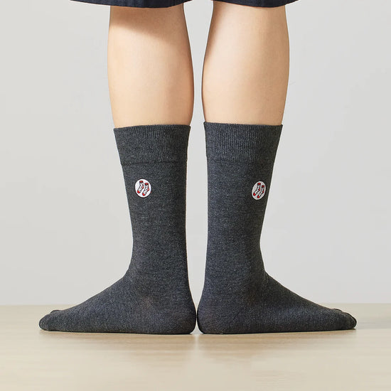 Chaussettes longues mixtes en coton doux, disponibles en 5 coloris et 2 tailles. Confort durable, style sobre. Existe aussi en coffret TitesChaussettes.