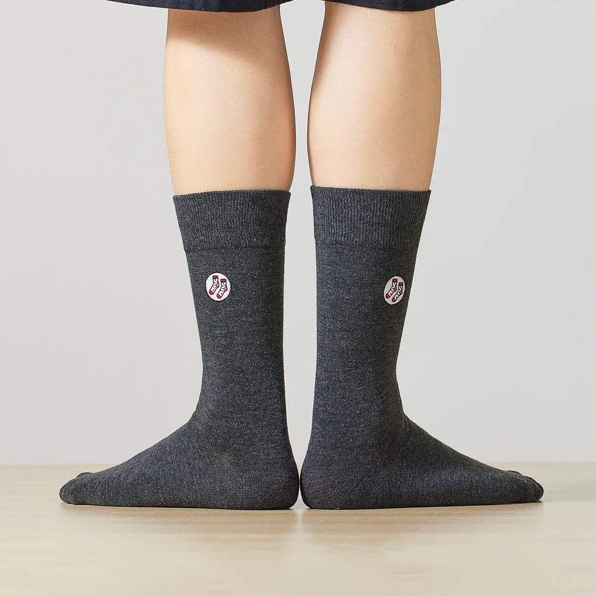 Chaussettes longues mixtes en coton doux, disponibles en 5 coloris et 2 tailles. Confort durable, style sobre. Existe aussi en coffret TitesChaussettes.