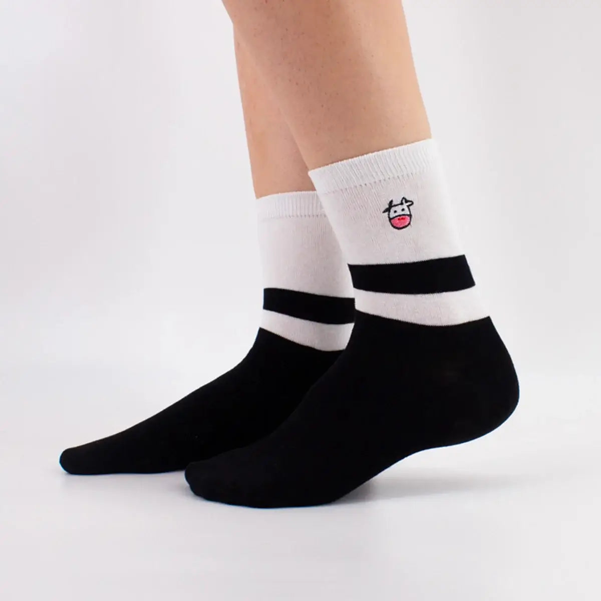 Chaussettes montante, motif rayures noir et blanc, tête de vache brodée sur le côté 