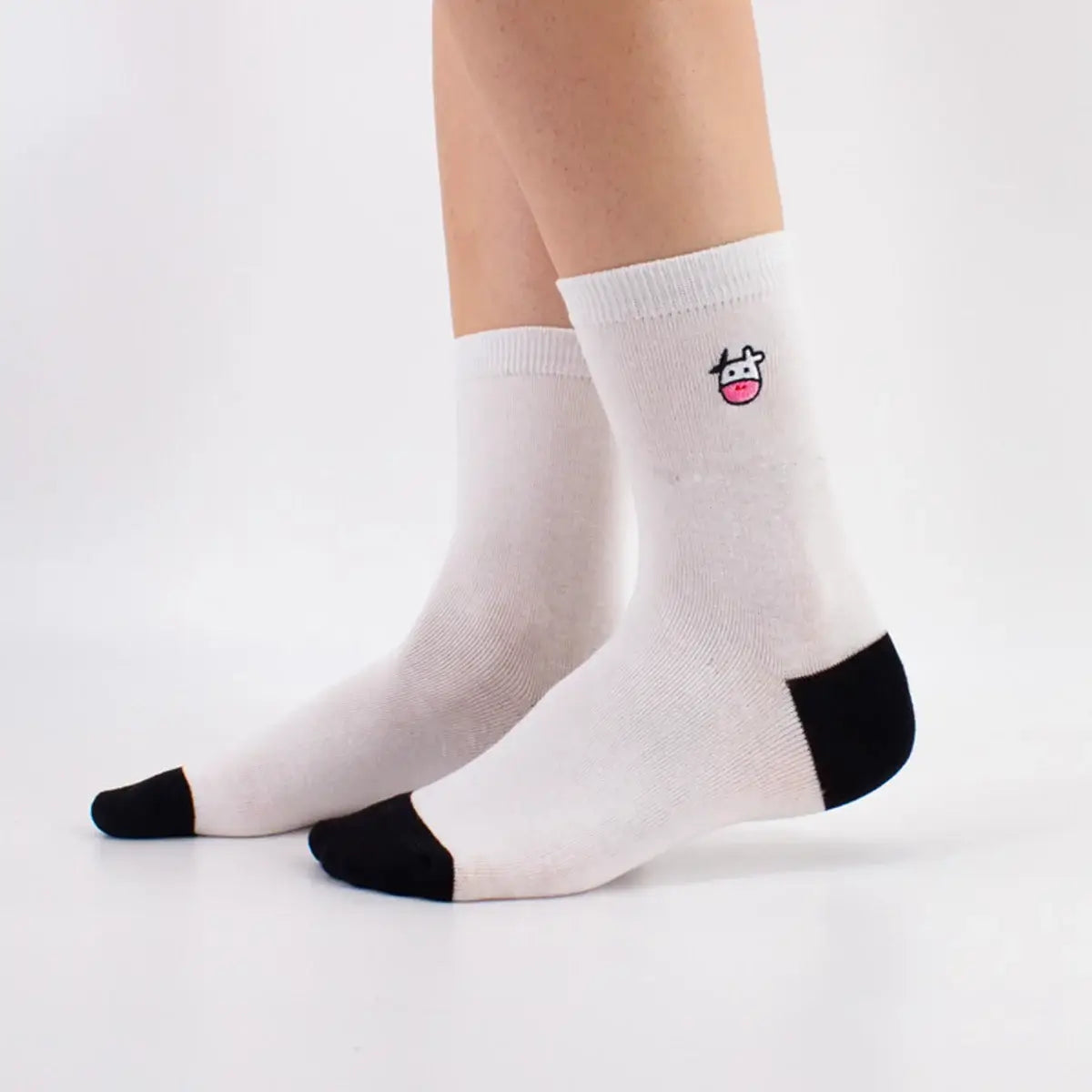 Chaussettes montante, bicolore : fond blanc et pointe / talon noir, tête de vache brodée sur le côté 