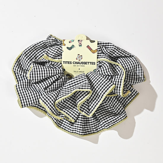 Chouchou cheveux vichy oversize disponible en rouge, violet ou noir. Accessoire tendance avec surpiqûre jaune, idéal pour offrir ou se faire plaisir.
