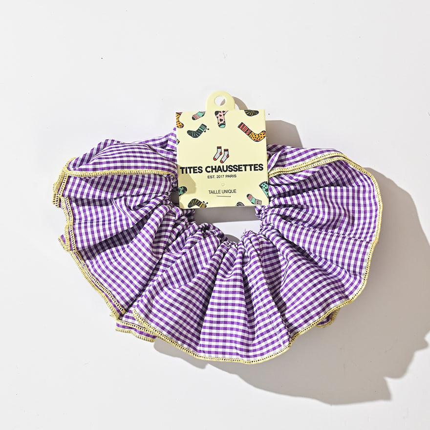 Chouchou cheveux vichy oversize disponible en rouge, violet ou noir. Accessoire tendance avec surpiqûre jaune, idéal pour offrir ou se faire plaisir.
