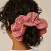 Chouchou cheveux vichy oversize disponible en rouge, violet ou noir. Accessoire tendance avec surpiqûre jaune, idéal pour offrir ou se faire plaisir.