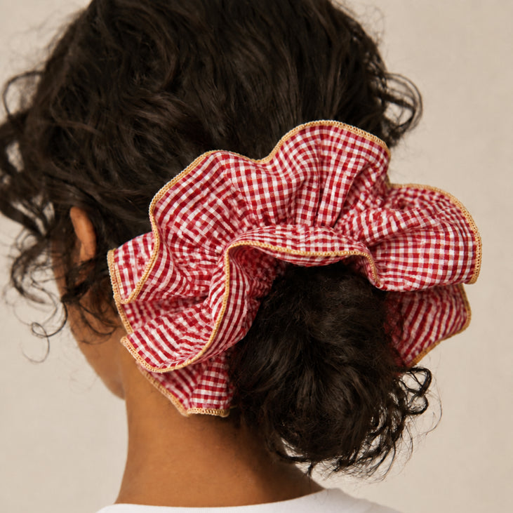Chouchou cheveux vichy oversize disponible en rouge, violet ou noir. Accessoire tendance avec surpiqûre jaune, idéal pour offrir ou se faire plaisir.