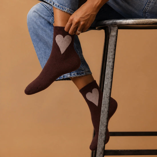 Chaussettes cœur oversize femme à l’unité en vert, gris ou marron. Douces et stretch, taille unique 35-41, pour un look original, confortable et très chic.