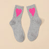 Chaussettes cœur oversize femme à l’unité en vert, gris ou marron. Douces et stretch, taille unique 35-41, pour un look original, confortable et très chic.