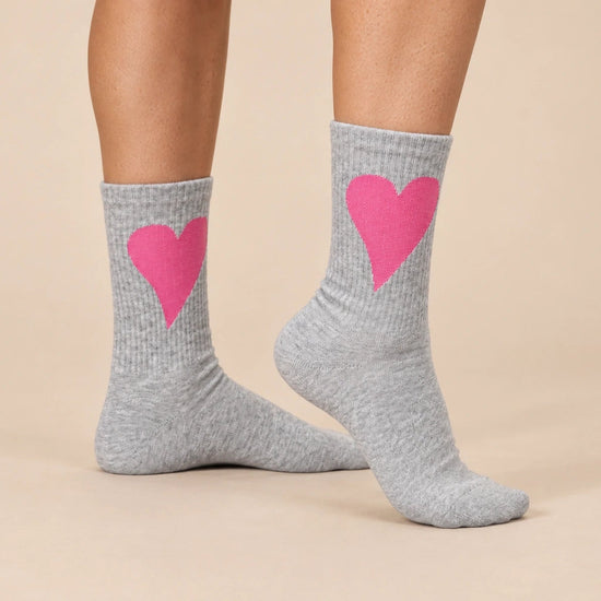 Chaussettes cœur oversize femme à l’unité en vert, gris ou marron. Douces et stretch, taille unique 35-41, pour un look original, confortable et très chic.