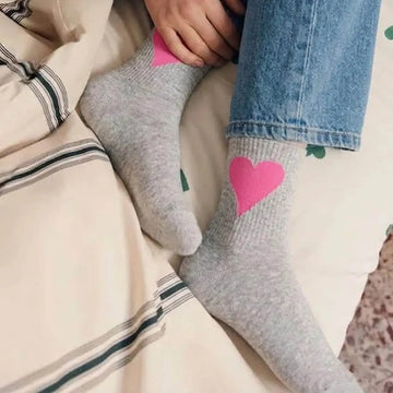 Chaussettes cœur oversize femme à l’unité en vert, gris ou marron. Douces et stretch, taille unique 35-41, pour un look original, confortable et très chic.