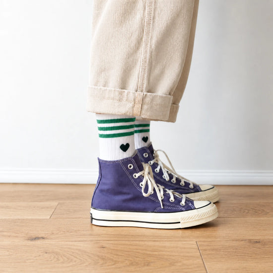 Chaussettes blanches femme à rayures et cœur, vendues à l’unité en noir ou vert. Douces et stretch, taille 35-41, pour un look sportif et tendance.
