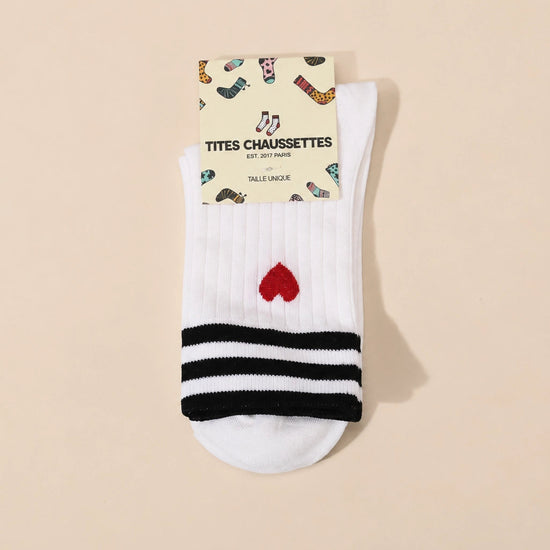 Chaussettes blanches femme à rayures et cœur, vendues à l’unité en noir ou vert. Douces et stretch, taille 35-41, pour un look sportif et tendance.