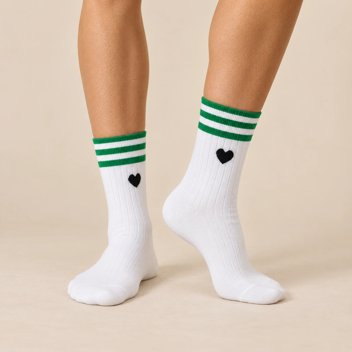 Chaussettes blanches femme à rayures et cœur, vendues à l’unité en noir ou vert. Douces et stretch, taille 35-41, pour un look sportif et tendance.