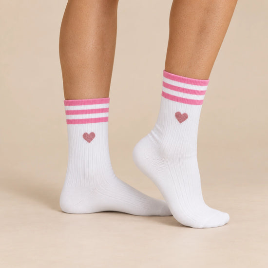 Chaussettes blanches femme à rayures et cœur, vendues à l’unité en noir ou vert. Douces et stretch, taille 35-41, pour un look sportif et tendance.