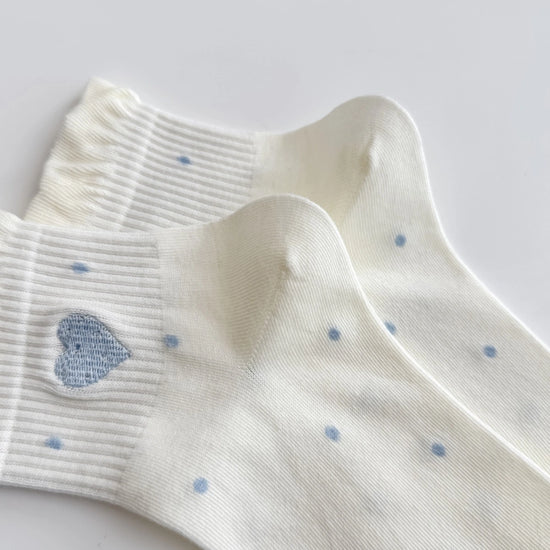 Chaussettes Volant Cœur & Pois femme vendues à l’unité. Modèles blanc à pois bleus ou gris bleu avec volant et cœur brodé. Taille unique 35-41.