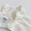 Chaussettes Volant Cœur & Pois femme vendues à l’unité. Modèles blanc à pois bleus ou gris bleu avec volant et cœur brodé. Taille unique 35-41.