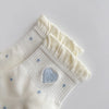 Chaussettes Volant Cœur & Pois femme vendues à l’unité. Modèles blanc à pois bleus ou gris bleu avec volant et cœur brodé. Taille unique 35-41.