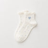 Chaussettes Volant Cœur & Pois femme vendues à l’unité. Modèles blanc à pois bleus ou gris bleu avec volant et cœur brodé. Taille unique 35-41.