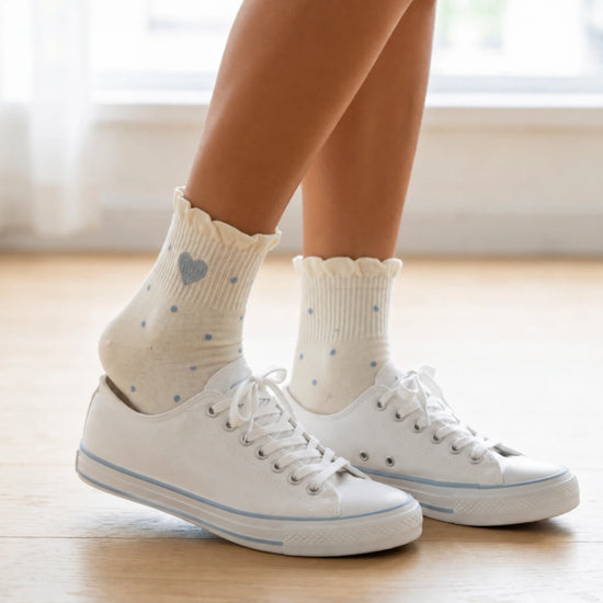 Chaussettes Volant Cœur & Pois femme vendues à l’unité. Modèles blanc à pois bleus ou gris bleu avec volant et cœur brodé. Taille unique 35-41.