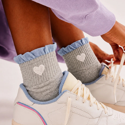 Chaussettes Volant Cœur & Pois femme vendues à l’unité. Modèles blanc à pois bleus ou gris bleu avec volant et cœur brodé. Taille unique 35-41.
