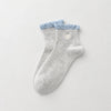 Chaussettes Volant Cœur & Pois femme vendues à l’unité. Modèles blanc à pois bleus ou gris bleu avec volant et cœur brodé. Taille unique 35-41.