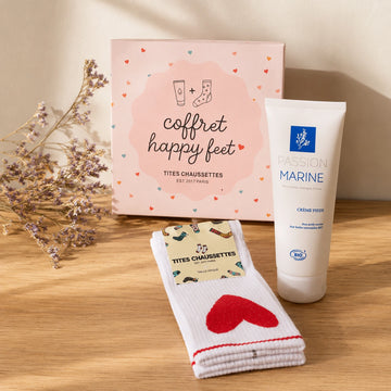 Coffret crème pour les pieds + chaussettes coeur rouge oversize.
Livré dans une jolie box "Happy Feet".
Prêt à offrir. 