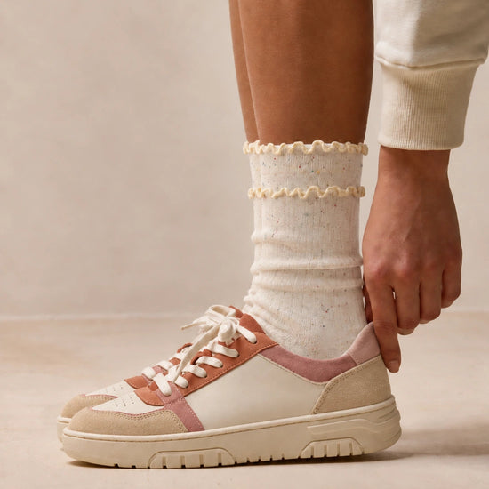 Chaussettes hautes chinées à double feston vendues à l’unité en bleu, gris ou beige. Matière douce et stretch, taille 35-41, pour un style féminin.