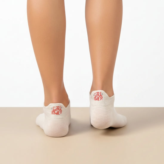 Lot de 5 chaussettes femme à languette avec broderies sororité. Symboles Girl Power, cœur-mains, féminin. Taille 35-41. Douces, confortables, engagées.