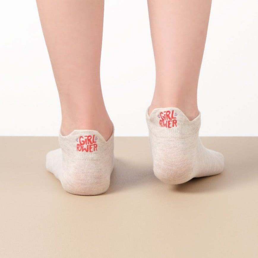 Lot de 5 chaussettes femme à languette avec broderies sororité. Symboles Girl Power, cœur-mains, féminin. Taille 35-41. Douces, confortables, engagées.