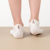 Lot de 5 chaussettes femme à languette avec broderies sororité. Symboles Girl Power, cœur-mains, féminin. Taille 35-41. Douces, confortables, engagées.