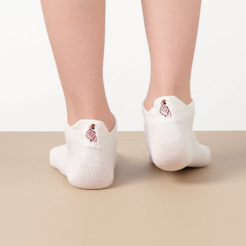 Lot de 5 chaussettes femme à languette avec broderies sororité. Symboles Girl Power, cœur-mains, féminin. Taille 35-41. Douces, confortables, engagées.