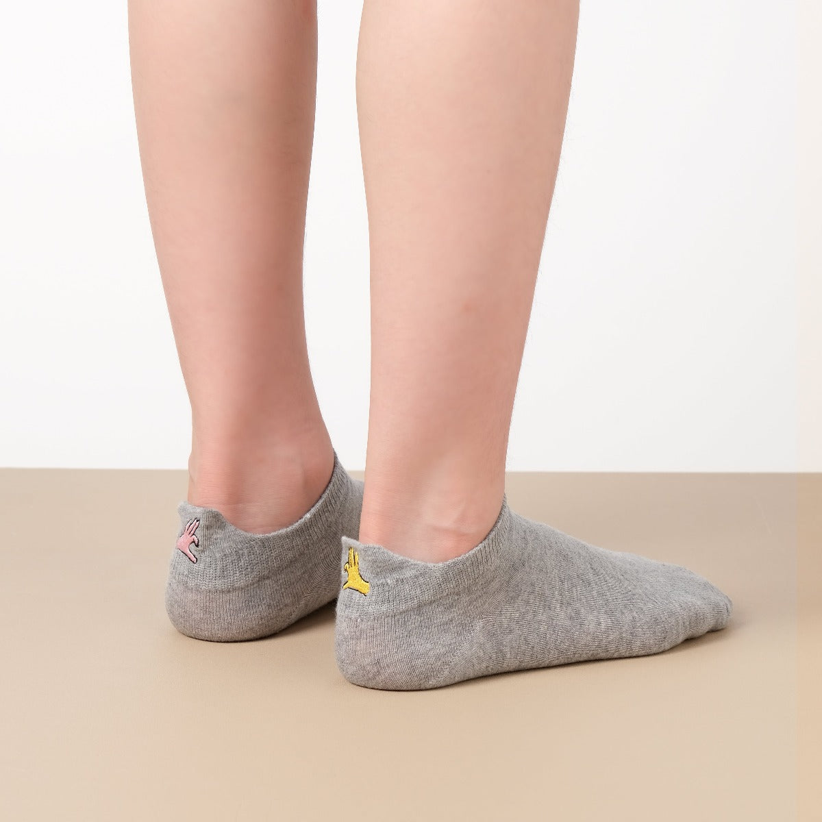 Lot de 5 chaussettes femme à languette avec broderies sororité. Symboles Girl Power, cœur-mains, féminin. Taille 35-41. Douces, confortables, engagées.