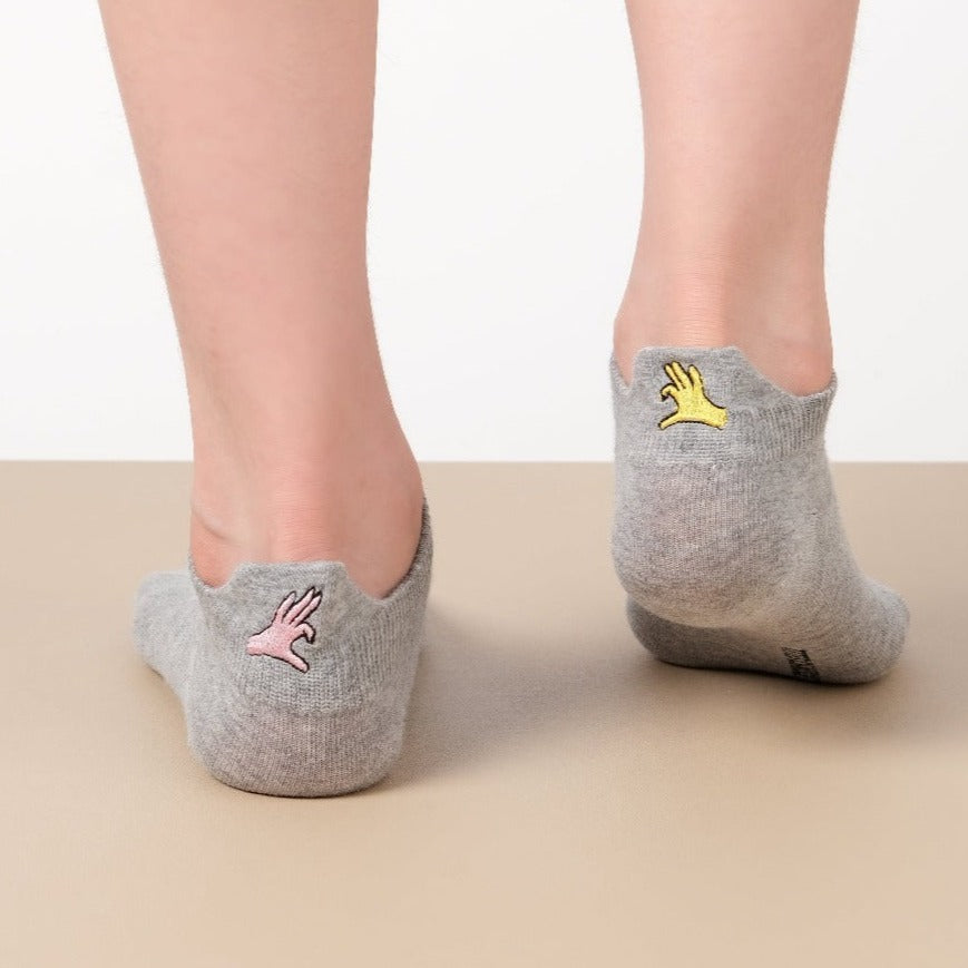 Lot de 5 chaussettes femme à languette avec broderies sororité. Symboles Girl Power, cœur-mains, féminin. Taille 35-41. Douces, confortables, engagées.