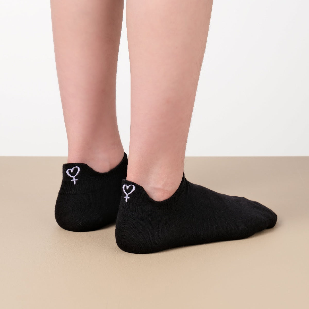 Lot de 5 chaussettes femme à languette avec broderies sororité. Symboles Girl Power, cœur-mains, féminin. Taille 35-41. Douces, confortables, engagées.