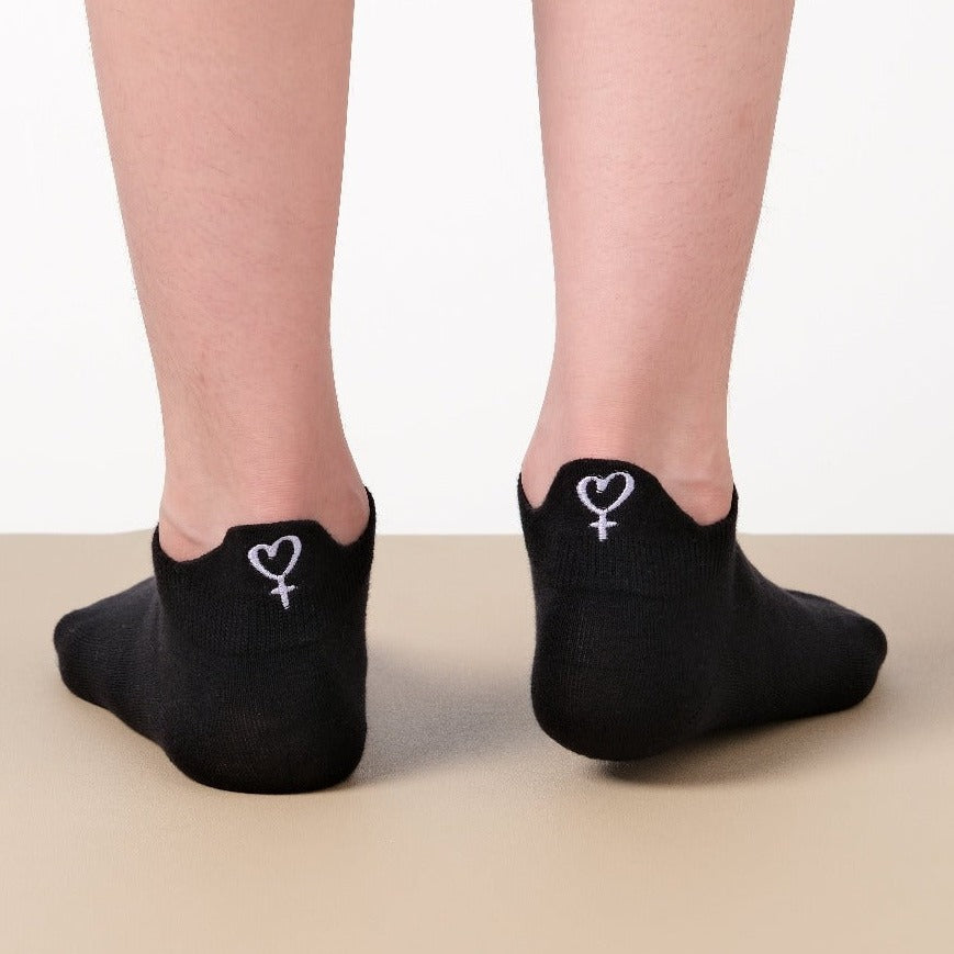Lot de 5 chaussettes femme à languette avec broderies sororité. Symboles Girl Power, cœur-mains, féminin. Taille 35-41. Douces, confortables, engagées.