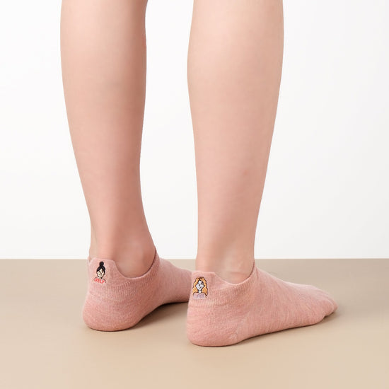 Lot de 5 chaussettes femme à languette avec broderies sororité. Symboles Girl Power, cœur-mains, féminin. Taille 35-41. Douces, confortables, engagées.