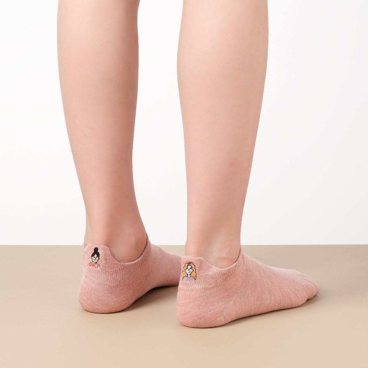 Lot de 5 chaussettes femme à languette avec broderies sororité. Symboles Girl Power, cœur-mains, féminin. Taille 35-41. Douces, confortables, engagées.