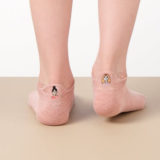 Lot de 5 chaussettes femme à languette avec broderies sororité. Symboles Girl Power, cœur-mains, féminin. Taille 35-41. Douces, confortables, engagées.