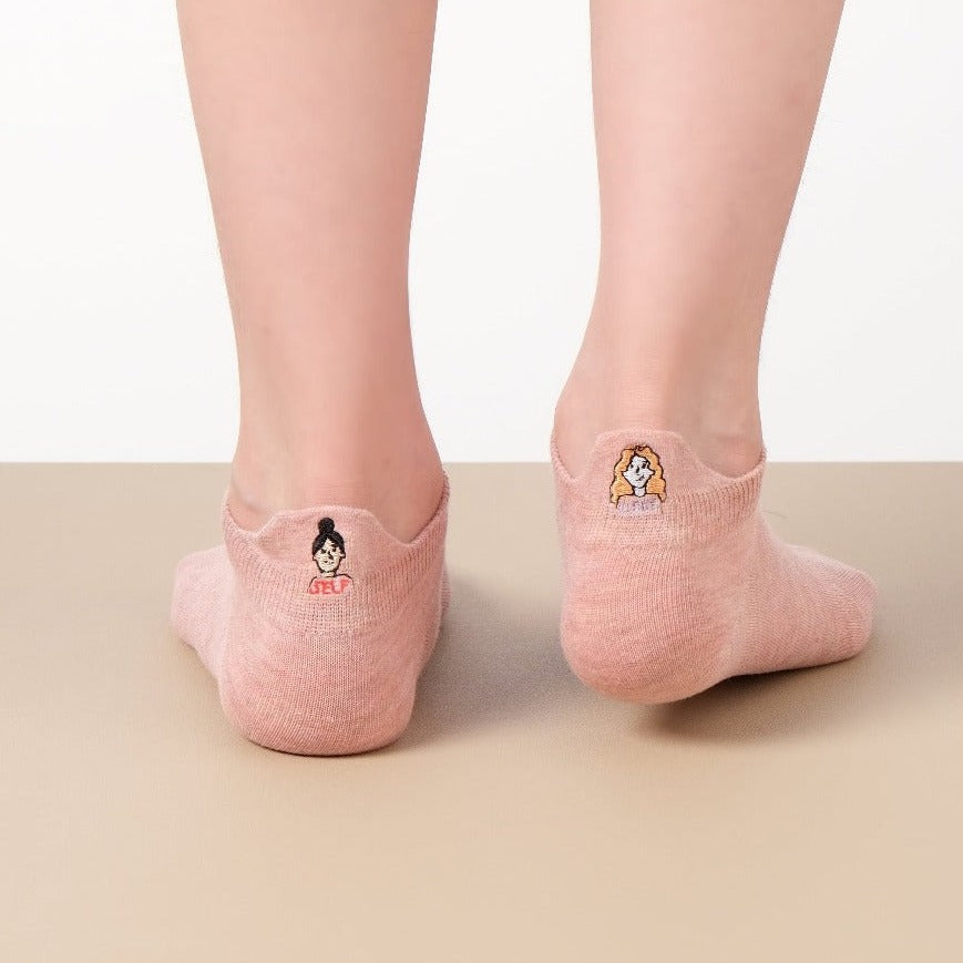 Lot de 5 chaussettes femme à languette avec broderies sororité. Symboles Girl Power, cœur-mains, féminin. Taille 35-41. Douces, confortables, engagées.
